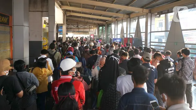 FOTO: Antrean Penumpang Mengular di Stasiun Citayam