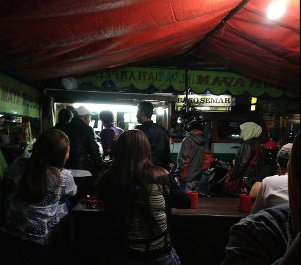 Bubur ayam khas Jawa Barat ini layak dicicipi saat mencari kuliner malam di setiap kota maupun kabupatennya.