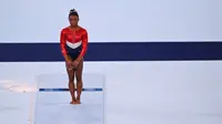 Pesenam AS Simone Biles menunggu sebelum bertanding di nomor lompat final tim putri senam artistik pada Olimpiade Tokyo 2020 di Ariake Gymnastics Center di Tokyo pada 27 Juli 2021. (Martin BUREAU / AFP)