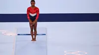 Pesenam AS Simone Biles menunggu sebelum bertanding di nomor lompat final tim putri senam artistik pada Olimpiade Tokyo 2020 di Ariake Gymnastics Center di Tokyo pada 27 Juli 2021. (Martin BUREAU / AFP)