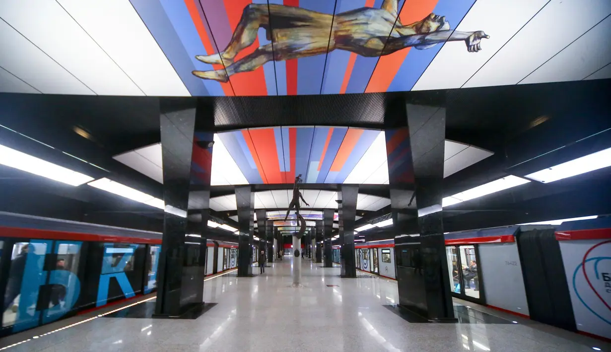 Pemandangan pembukaan baru Stasiun CSKA Big Circle Line (BCL) dari Moscow Metro (subway) di Moskow, Rusia, 1 Maret 2023. Big Circle Line baru sepanjang 70 kilometer (43 mil) adalah jalur kereta bawah tanah terpanjang di dunia, 13 kilometer lebih panjang dari pemegang rekor sebelumnya, Jalur 10 Kereta Bawah Tanah Beijing. (Sergei Vedyashkin/Moscow News Agency photo via AP)