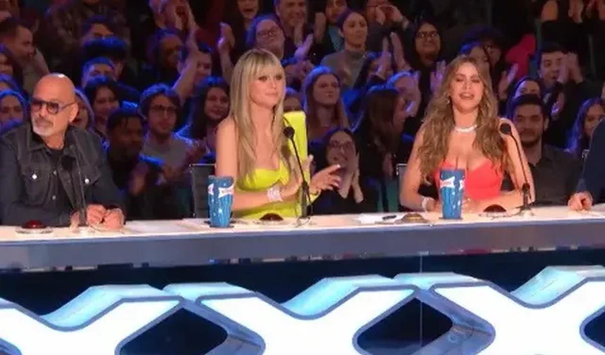 "Apa yang akan kamu lakukan dengan satu juta dolar itu?" tanya Heidi Klum, salah satu juri wanita AGT.