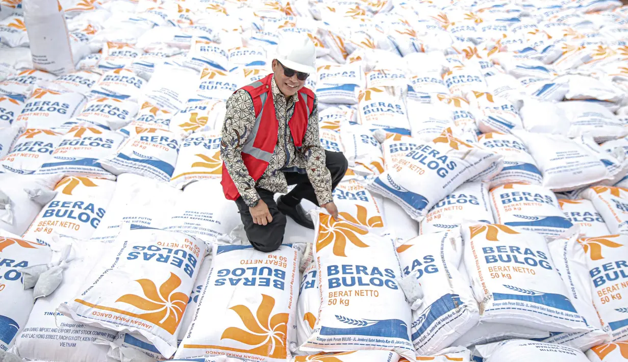 Direktur Utama Perum Bulog Budi Waseso saat meninjau aktivitas bongkar muat beras impor di Pelabuhan Tanjung Priok, Jakarta, Jumat (16/12/2022). Perum Bulog mendatangkan 5.000 ton beras impor asal Vietnam guna menambah cadangan beras pemerintah (CBP) yang akan digunakan untuk operasi pasar. (Liputan6.com/Faizal Fanani)