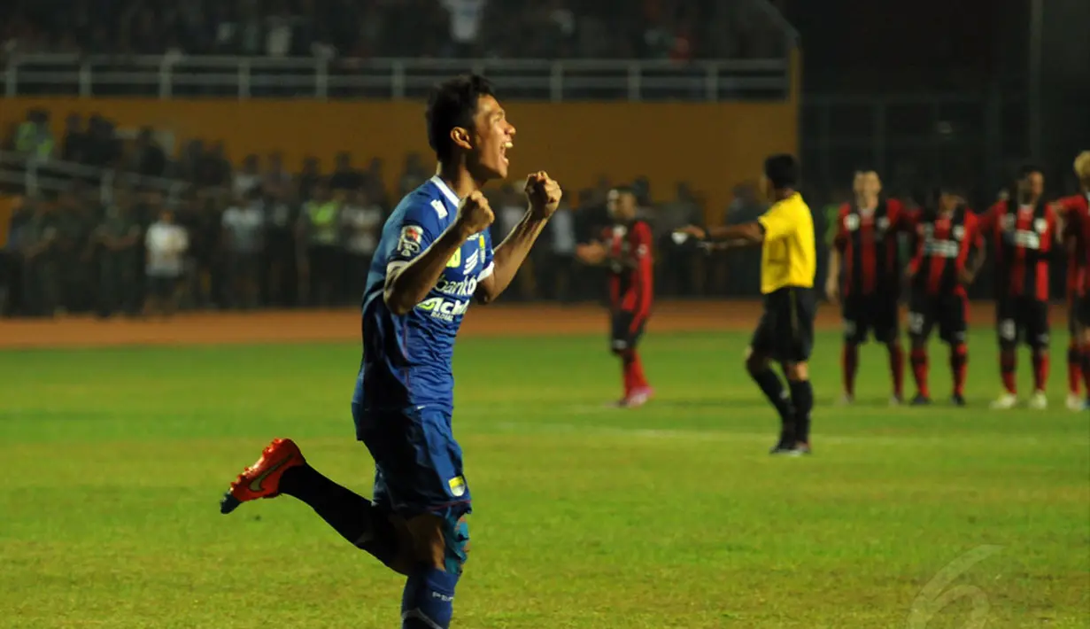 Pemain belakang Persib Bandung, Ahmad Jufriyanto berlari usai mencetak gol penentu kemenangan atas Persipura Jayapura dan menjadi kampiun ISL 2014 di Stadion Gelora Sriwijaya, Palembang, (7/11/2014). (Liputan6.com/Helmi Fithriansyah)