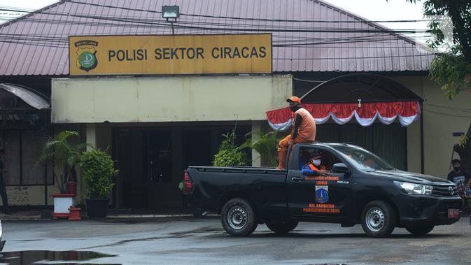 Suasana pascapenyerangan di Polsek Ciracas, Jakarta, Sabtu (29/8/2020). Polsek Ciracas diserang oleh sejumlah orang tak dikenal pada Sabtu (29/8) dini hari. (merdeka.com/Imam Buhori)