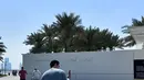 Kim Woo Bin saat berada di Louvre Abud Dhabi. Dia tampak sedang memotret sesuatu di hadapannya. (Foto: Instagram/ ____kimwoobin)