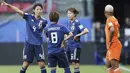 Saki Kumagai bek asal Jepang (kiri) berkomunikasi dengan rekan setimnya dalam babak 16 besar melawan Belanda di Piala Dunia Wanita 2019. ( AP/David Vincent )
