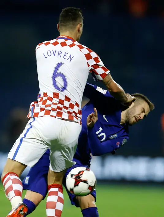 Pemain Yunani, Kostas Fortounis berebut bola dengan pemain Kroasia, Dejan Lovren pada leg pertama playoff Piala Dunia 2018 di Stadion Maksimir, Zagreb, Jumat (10/11). Kroasia memperbesar peluangnya lolos ke putaran final usai menang 4-1. (AP/Darko Bandic)