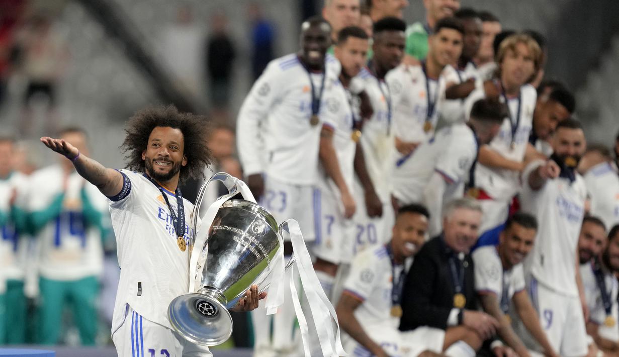Meski tak diturunkan oleh Carlo Ancelotti untuk bermain, Marcelo tetap berkesempatan untuk memegang trofi Si Kuping Besar sebagai kapten Los Blancos. (AP/Kirsty Wigglesworth)