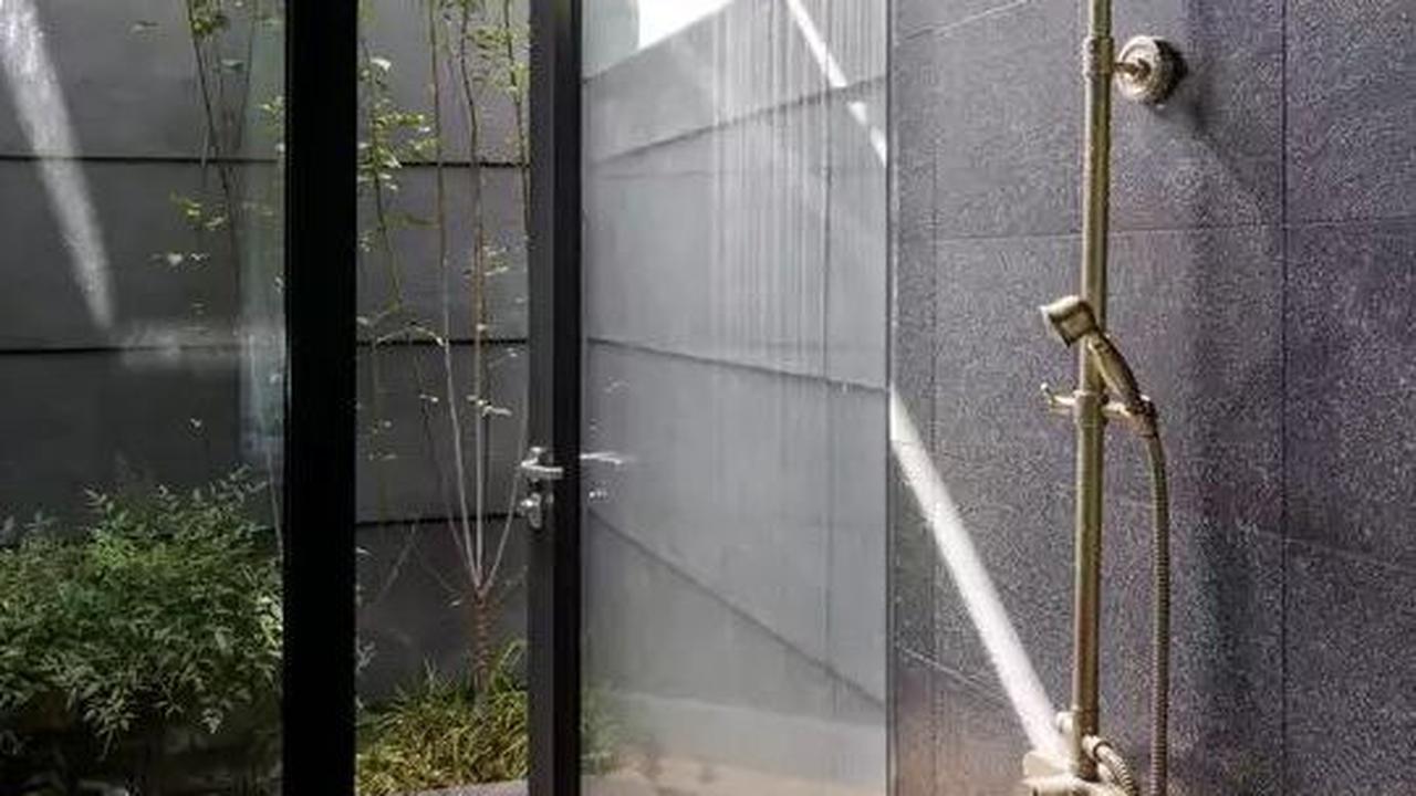 Desain Kamar Mandi Unik Semi Outdoor