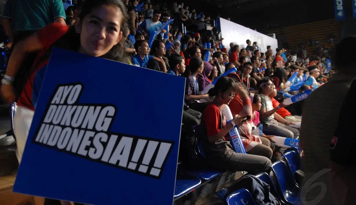 Salah satu suporter saat menonton gelaran BCA Indonesia Open Super Series 2014 di Istora Senayan, Jakarta, Kamis (19/6/14). (Liputan6.com/Miftahul Hayat) 