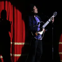 Di tengah kejayaannya, Payung Teduh akan kehilangan sang vokalis, Istiqamah Djamad. Pria yang akrab disapa Is ini sudah pamit akan meninggalkan Payung Teduh pada tahun 2018 nanti. (Deki Prayoga/Bintang.com)