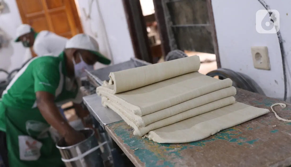Pekerja membuat Mi Karya Abadi di industri rumahan, Ciledug, Tangerang, Minggu (6/9/2020). Dalam satu hari, pabrik milik Samino ini bisa memproduksi hingga 1,5 ton mi, namun saat pandemi seperti sekarang hanya memproduksi 1 ton saja. (Liputan6.com/Angga Yuniar)