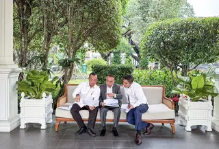 Wakil Ketua DPR RI Sufmi Dasco Ahmad berdiskusi dengan Menteri Sekretaris Negara (Mensesneg) Prasetyo Hadi dan Sekretaris Kabinet (Seskab) Letkol Teddy Indra Wijaya.