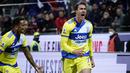 Penyerang Juventus, Dusan Vlahovic (kanan) melakukan selebrasi usai mencetak gol pada pertandingan lanjutan Liga Serie A Italia di Stadion Unipol Domus, Cagliari, Italia, Minggu (10/4/2022). Juventus menang atas Cagliari 2-1. (Alessandro Tocco/LaPresse via AP)