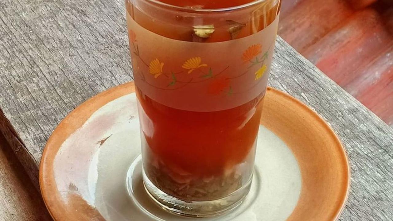 <b>8. Wedang Teh Jahe</b>