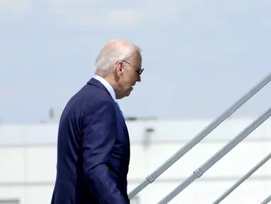 Presiden AS Joe Biden menaiki Air Force One saat ia meninggalkan Bandara Internasional Harry Reid, dalam perjalanan ke Delaware di Las Vegas, Nevada, Rabu (17/7/2024). (Kent Nishimura / AFP)