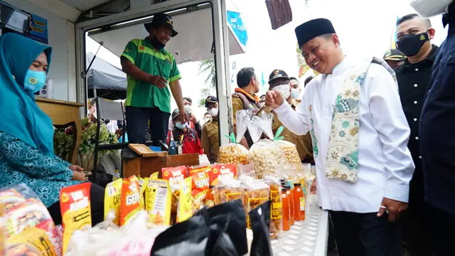 Wakil Gubernur Jawa Barat, Uu Ruzhanul Ulum saat mengunjungi salah satu stan Badan Usaha Milik Desa (BUMDes), dalam launching dan gebyar BUMDes di Desa Wanajaya, Kec. Wanaraja, Garut.