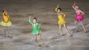 Aksi Anak-anak bermain ice skating selama 'Festival Gambar Skating Hadiah Paektusan ke-26 dalam Perayaan Hari Bintang Cemerlang' sebagai bagian perayaan ulang tahun mendiang pemimpin Korea Utara Kim Jong il di Pyongyang (15/2). (AFP Photo/Ed Jones)