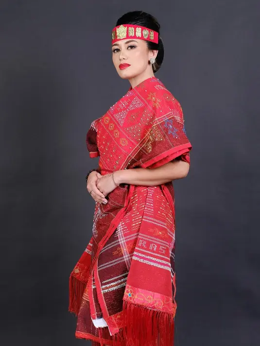 Di foto ini, Amanda Gonzales tampil menawan dalam balutan baju adat Batak. Batak sendiri merupakan keturunan yang didapatkannya dari sang ibu. Baju adat merah lengkap dengan hiasan kepalanya yang ikonis membalut tubuh Amanda Gonzales dengan sempurna. [Foto: Instagram/gonzalezamanda10]