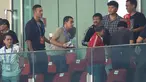 Pelatih Timnas Indonesia U-23, Gerald Vanenburg (tengah) tampak hadir bersama mantan pelatih Timnas Indonesia U-23, Indra Sjafri (kanan) dan pelatih kiper Timnas Indonesia, Sjoerd Woudenberg dalam laga lanjutan BRI Liga 1 2024/2025 antara Persija Jakarta melawan Persebaya Surabaya di Stadion Utama Gelora Bung Karno (SUGBK), Senayan, Jakarta, Sabtu (12/04/2025). (Bola.com/M Iqbal Ichsan)