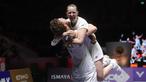 Ganda campuran Prancis, Thom Gicquel/Delphine Delrue, melakukan selebrasi setelah menaklukkan Thailand, Dechapol Puavaranukroh/Supissara Paewsampran pada laga final Indonesia Open 2025 di Istora Gelora Bung Karno, Senayan, Jakarta, Minggu (8/6/2025). Wakil Prancis itu menang dengan skor skor 21-16, 21-18. (Bola.com/M Iqbal Ichsan)