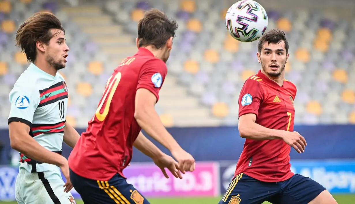 Striker Timnas Spanyol, Brahim Diaz (kanan) saat menghadapi Portugal pada laga semifinal Euro 2021 U-19 di Judski vrt Stadium, Maribor, Slovenia (3/6/2021). Brahim Diaz melakukan debut bersama Timnas Spanyol pada laga persahabatan menjelang Euro 2020 menghadapi Lithuania (8/6/2021) dan menjadi satu-satunya caps hingga kini. Tampil penuh 90 menit, ia menyumbang satu gol ke gawang Lithuania dalam kemenangan 4-0. (AFP/Jure Makovec)