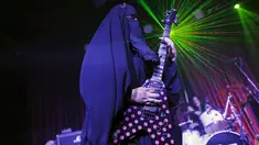 Musisi heavy metal Muslim wanita, Gisele Marie memainkan gitar listrik saat konser di Sao Paulo, Brasil (16/12/2014). Marie merupakan cucu dari kakek beragama Katolik Jerman, ia masuk Islam setelah ayahnya meninggal pada tahun 2009. (REUTERS/Nacho Doce)