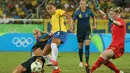 Pemain Brasil Thaisa (tengah) saat melewati hadangan pemain Swedia pada lanjutan sepak bola wanita di Olimpiade Rio 2016,Brasil, (6/8). Empat puluh tiga ribu suporter bergemuruh saat kesebelasan Brasil menang telak. (REUTERS / Gonzalo Fuentes)