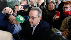 Para awak media mengelilingi mantan kepala wasit, Jose Maria Enriquez Negreira, saat ia meninggalkan pengadilan setelah memberikan kesaksian dalam kasus korupsi FC Barcelona yang sedang berlangsung, di Barcelona pada 19 Maret 2024. Tahun lalu, Barcelona dan beberapa mantan direktur juara Spanyol tersebut didakwa dengan suap setelah diduga melakukan pembayaran kepada mantan wakil presiden wasit Spanyol, yang memegang jabatan tersebut selama 25 tahun. Negreira diduga memperoleh lebih dari tujuh juta euro ($7,6 juta) dari Barcelona antara tahun 2001 dan 2018, melalui perusahaan yang diduga memproduksi laporan wasit, menurut klub tersebut. Jaksa Spanyol sedang berupaya untuk mengetahui apakah pembayaran Barcelona tersebut merupakan upaya untuk memengaruhi wasit, yang dibantah oleh Barcelona. (Pau Barrena/AFP)