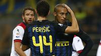 Striker Inter Milan, Ivan Perisic bersama bek Joao Miranda, pada pertandingan lanjutan Serie A melawan Crotone, di Giuseppe Meazza, Minggu (6/11/2016) (AFP/Marco Bertorello). 