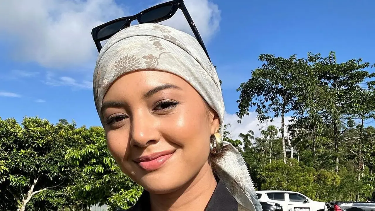 Gaya Fashionable Aurelie Moeremans Eksplor Biji Kopi di Aceh, Tampil Chic Kenakan Hijab Turban`