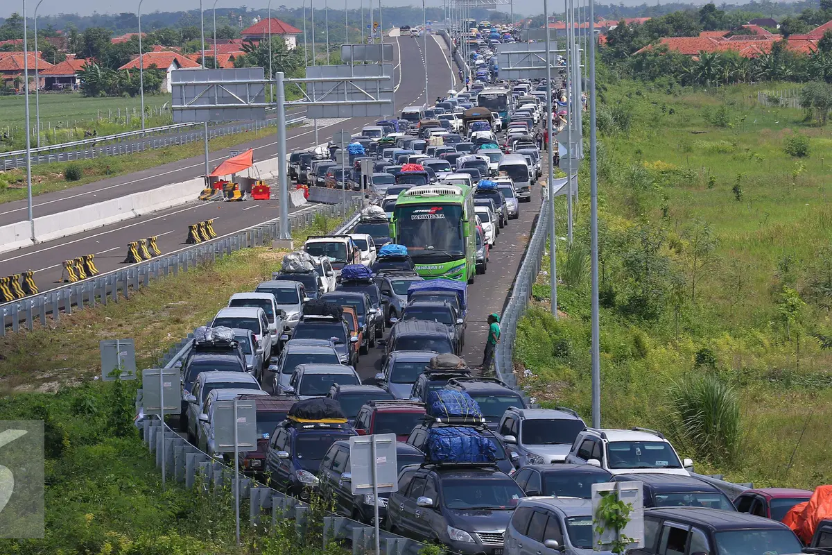 20160703-Pintu Tol Brebes Timur Macet Parah, Kendaraan Mengular Hingga 20 Km