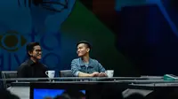 Gibran memakai jaket jins saat menjadi bintang tamu di acara talkshow 