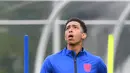 Gelandang Inggris, Jude Bellingham mengontrol bola saat mengikuti latihan di Tottenham Hotspur training di London (21/6/2021). Inggris akan bertanding melawan Republik Ceko pada grup D Euro 2020 di Stadion Wembley. (AFP/Justin Tallis)