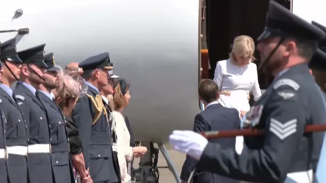 Istri Presiden Prancis Emmanuel Macron, Brigitte mengabaikan tawaran bantuan tangannya saat mereka turun dari pesawat di depan bangsawan Inggris pada hari Selasa (9/7/2025). (Pool)