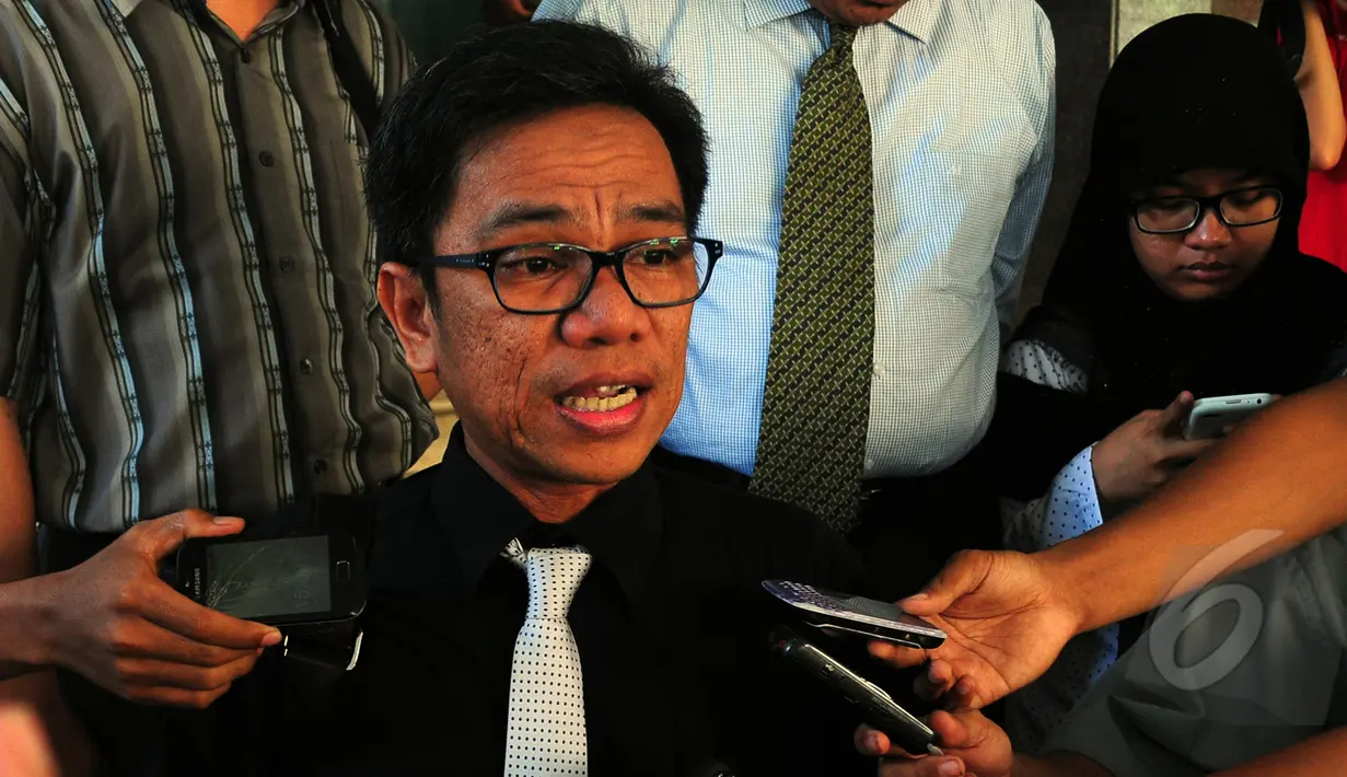 Ali Syamiarta memberikan keterangan pers usai melaporkan Agus Gumiwang ke Bareskrim Mabes Polri, Jakarta, Senin (30/3/2015). Ali melaporkan Agus Gumiwang karena dianggap telah memalsukan dokumen milik Partai Golkar.(Liputan6.com/Yoppy Renato)