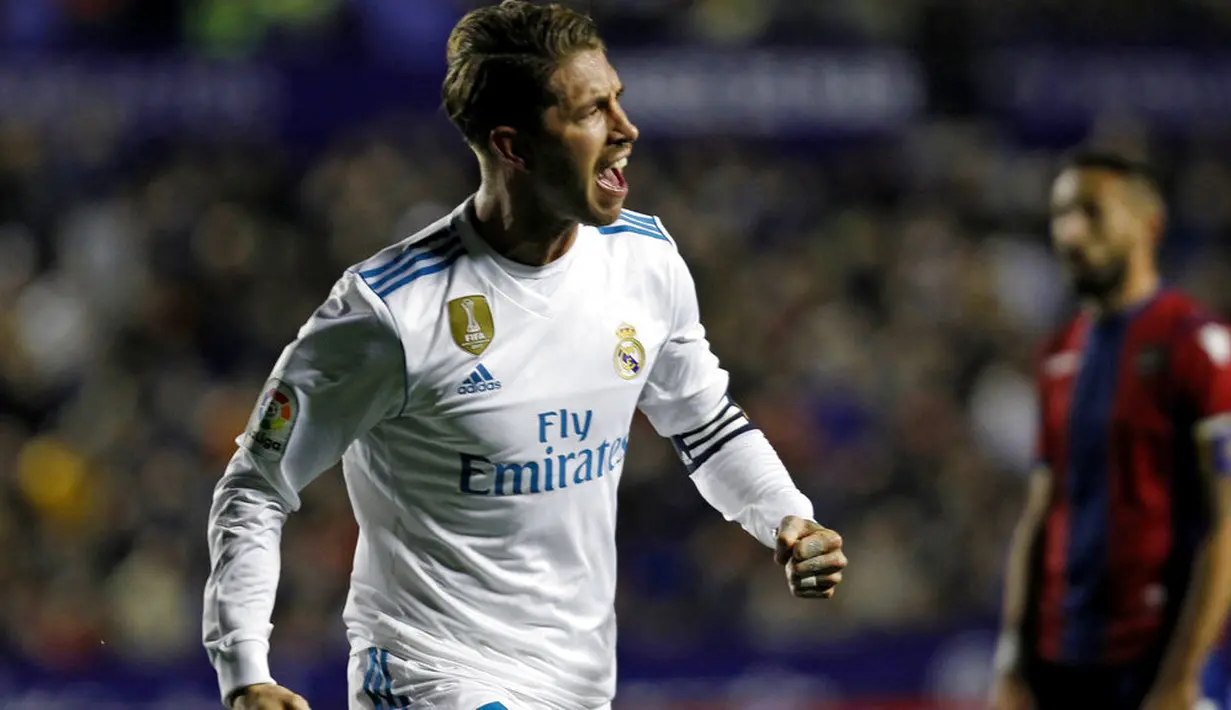 Ekspresi Sergio Ramos usai membobol gawang Levante pada laga La Liga Santander di Ciutat de Valencia stadium, Valencia, Spanyol, (3/2/2018). Real Madrid bermain imbang 2-2.  (AP/Alberto Saiz)