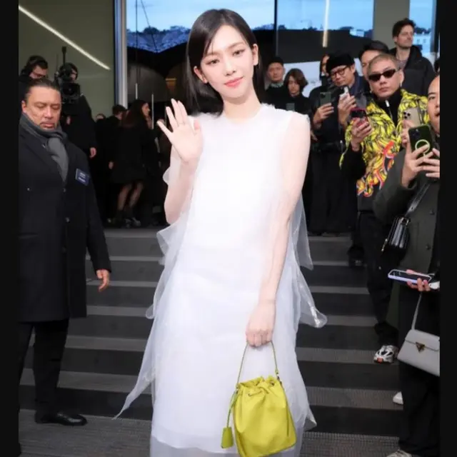 Tiba di Milan Fashion Week Bersama Prada, Karina aespa Disambut Kerumunan Penggemar