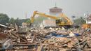 Alat berat dikerahkan dalam pembongkaran di kawasan Kampung Luar Batang, Jakarta, Senin (11/4). Sebanyak 853 bangunan di bongkar dalam rangka revitalisasi kawasan wisata Sunda Kelapa, Museum Bahari, dan kawasan Luar Batang. (Liputan6.com/Gempur M Surya)