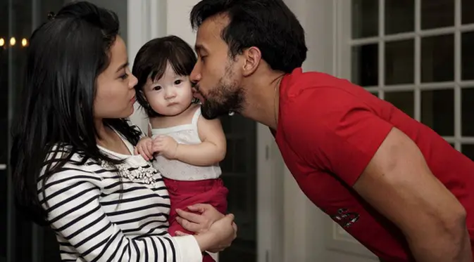 Pemeran Maruli Tampubolon sangat menikmati perannya sebagai ayah. Maruli kini menanti anak kedua itu telah memiliki seorang putri yang bernama Jemima Nava Baijens Tampubolon. Kebahagiaan begitu dirasakan bersama putrinya. (Instagram/marulitampubolon777)