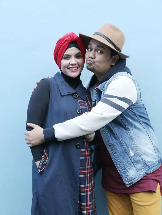 "Alhamdulillah kita kedapetan titipan lagi dari Allah, diberi kepercayaan lagi, yaitu bunda hamil lagi. Kita agak sedikit kaget sih sebenarnya dan sedikit kebobolan," kata Indra Bekti, kawasan Tendean, Jaksel, Selasa (25/10). (Galih W. Satria/Bintang.com)