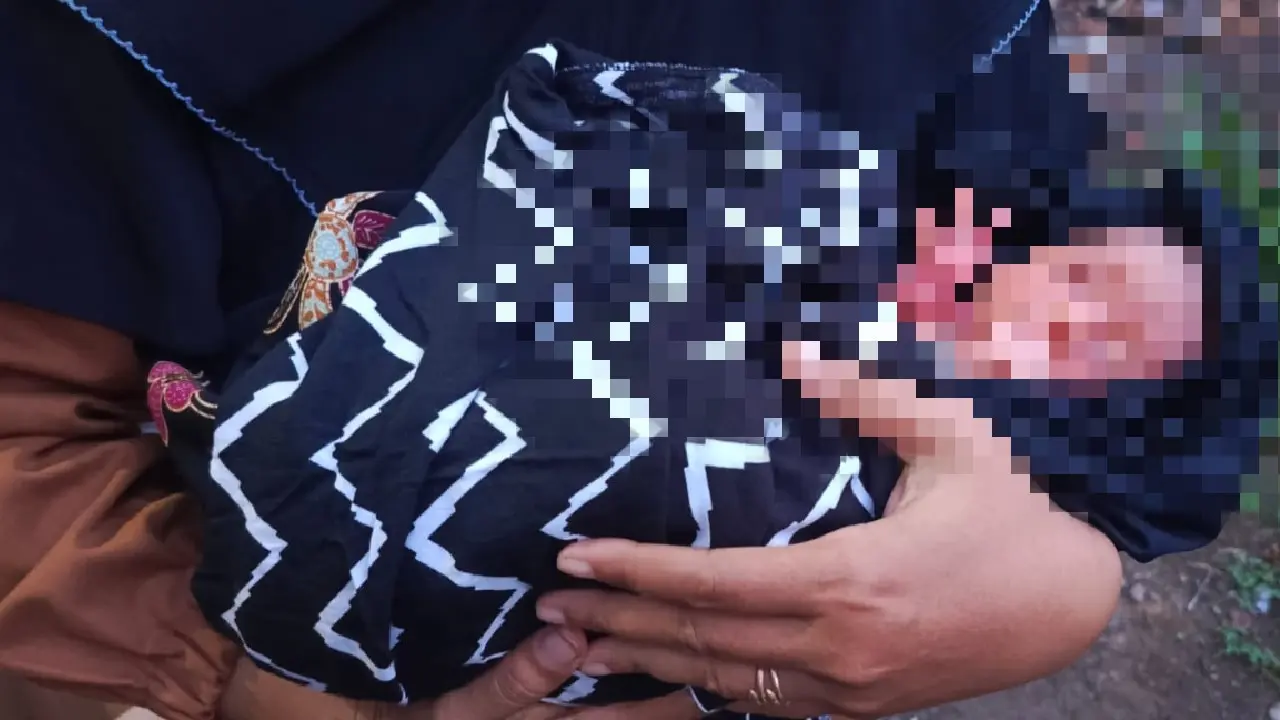 Seorang bayi laki- laki dibung di depan toko di wilayah Muncar Banyuwangi (Istimewa)
