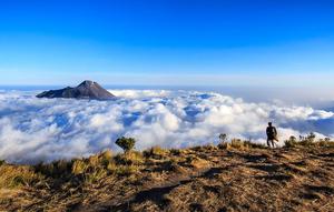 Pemandangan dari puncak gunung Merbabu. (foto: liputan6.com / pendaki.info/edhie)