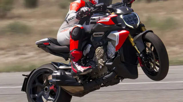 Mesin Desmosedici Stradale V4 berkapasitas 1.103 cc, sama dengan Panigale, jadi jantung tenaga 182 hp Diavel V4 RS (Ducati)