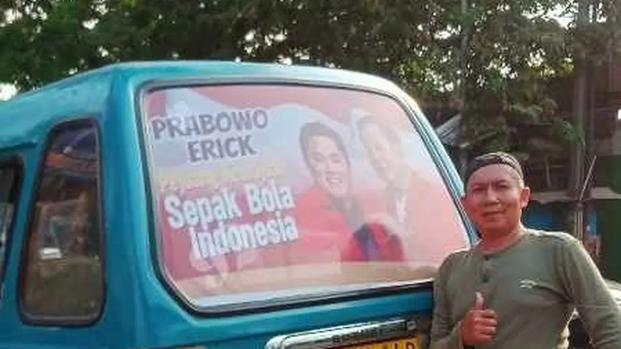 Angkot dihiasi stiker bergambar Calon Presiden (Capres) Prabowo Subianto dan Menteri BUMN Erick Thohir (Istimewa)