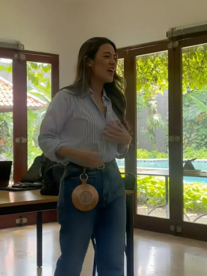 Gaya Semi Kasual Raisa Promo Lagu Baru, Pakai Speaker Louis Vuitton Rp36 Juta Sambil Keliling Kantor