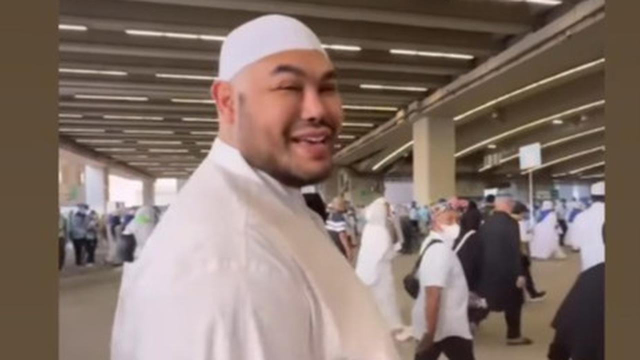 7 Potret Ivan Gunawan Jalan Kaki Menuju Jamarat untuk Lempar Jumrah, Langsung Diserbu Emak-Emak Jemaah Haji Indonesia Minta Foto Bareng
