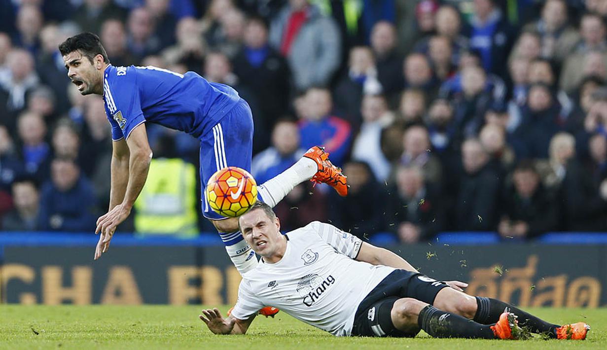 Penyerang Chelsea, Diego Costa ditekel bek Everton, Phil Jagielka. The Blues tertinggal 14 poin dari peringkat empat, batas posisi jika ingin ke Liga Champions musim depan. (Reuters/Stefan Wermuth)