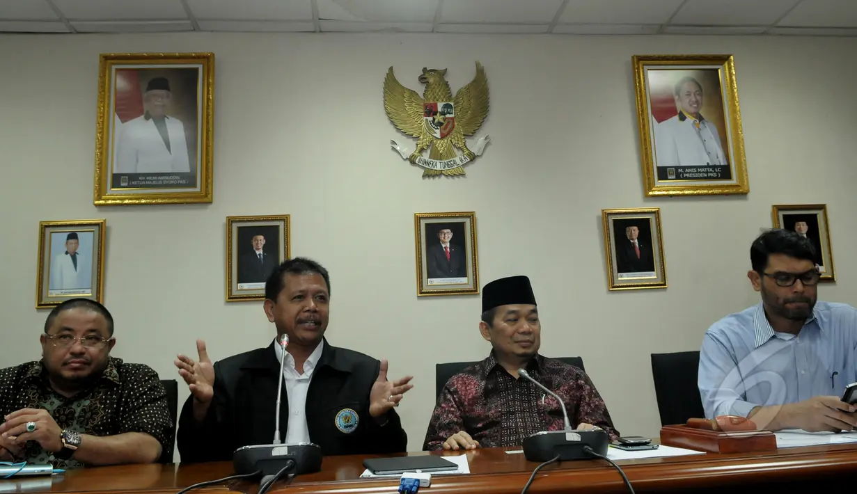 Ketua F-PKS di DPR Jazuli Juwaini (kedua kanan) dan Kasubdit Peran Serta Masyarakat BNN Dik Dik Kusnadi (kedua kiri) saat tes urine bagi semua anggota DPR fraksi PKS  di Komplek Parlemen Senayan, Jakarta, Kamis (26/3/2015). (Liputan6.com/Andrian M Tunay)